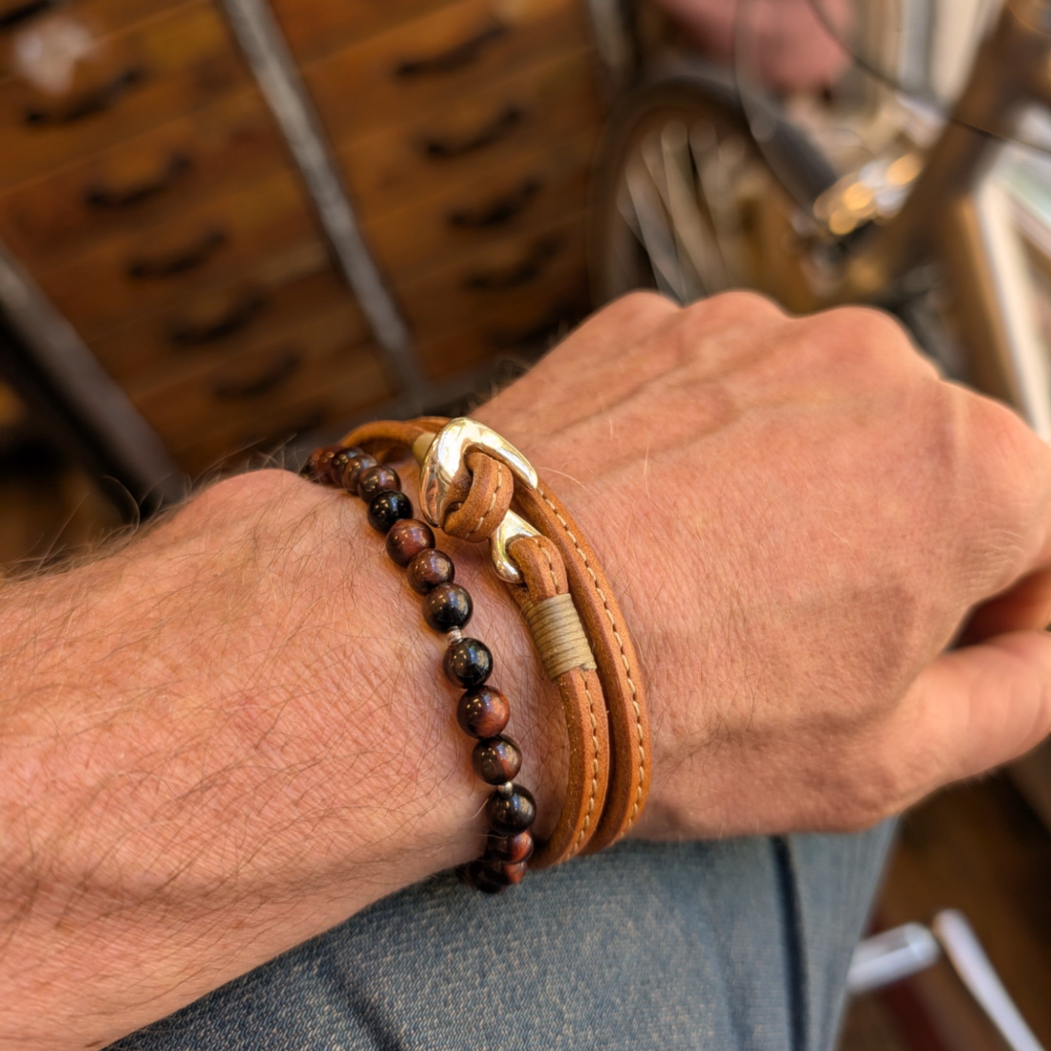 LederWickelarmband mit Rose Gold Verschluss am Handgelenk