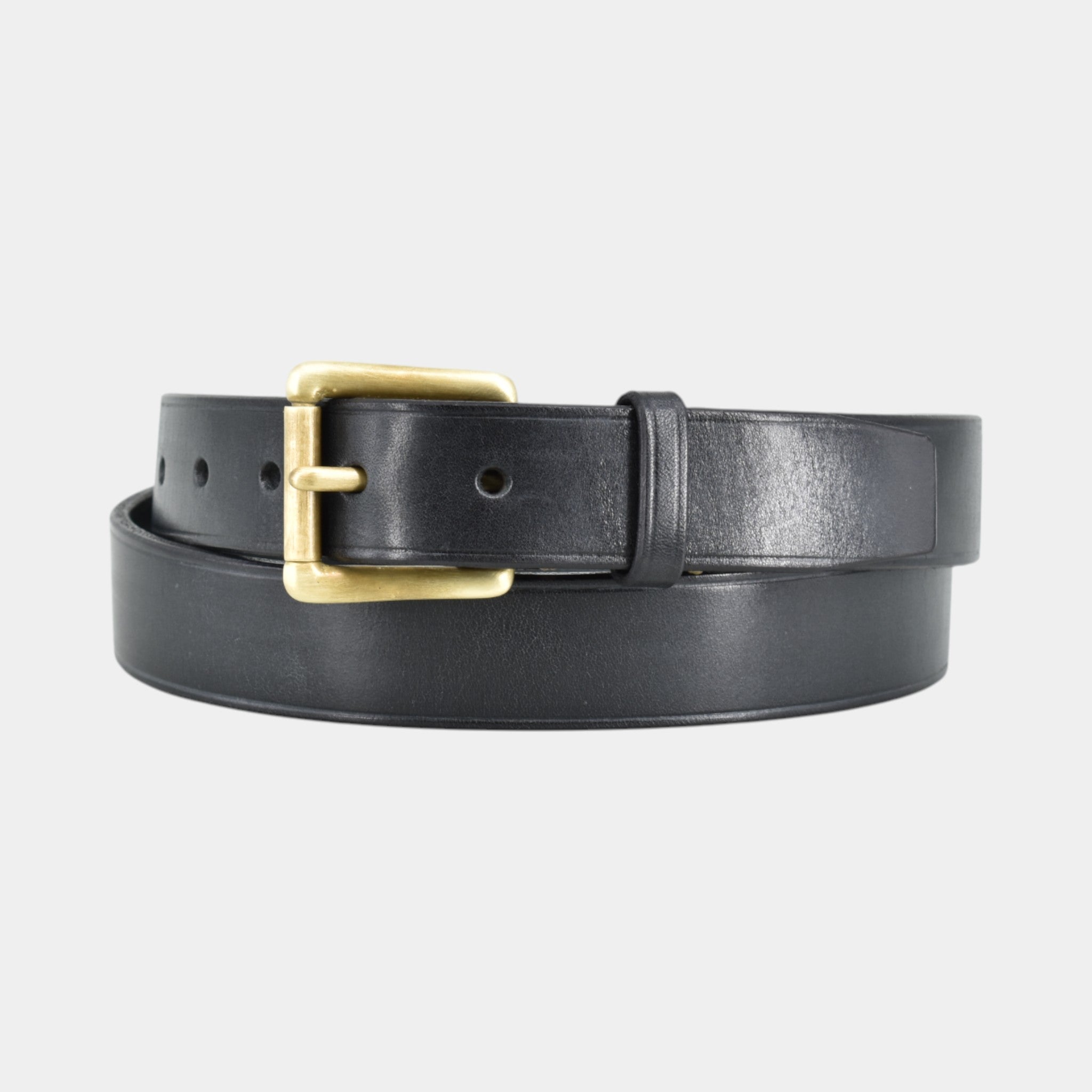 Schwarzer Ledergürtel mit einer Messing Rollschnalle und einer breite von 3cm