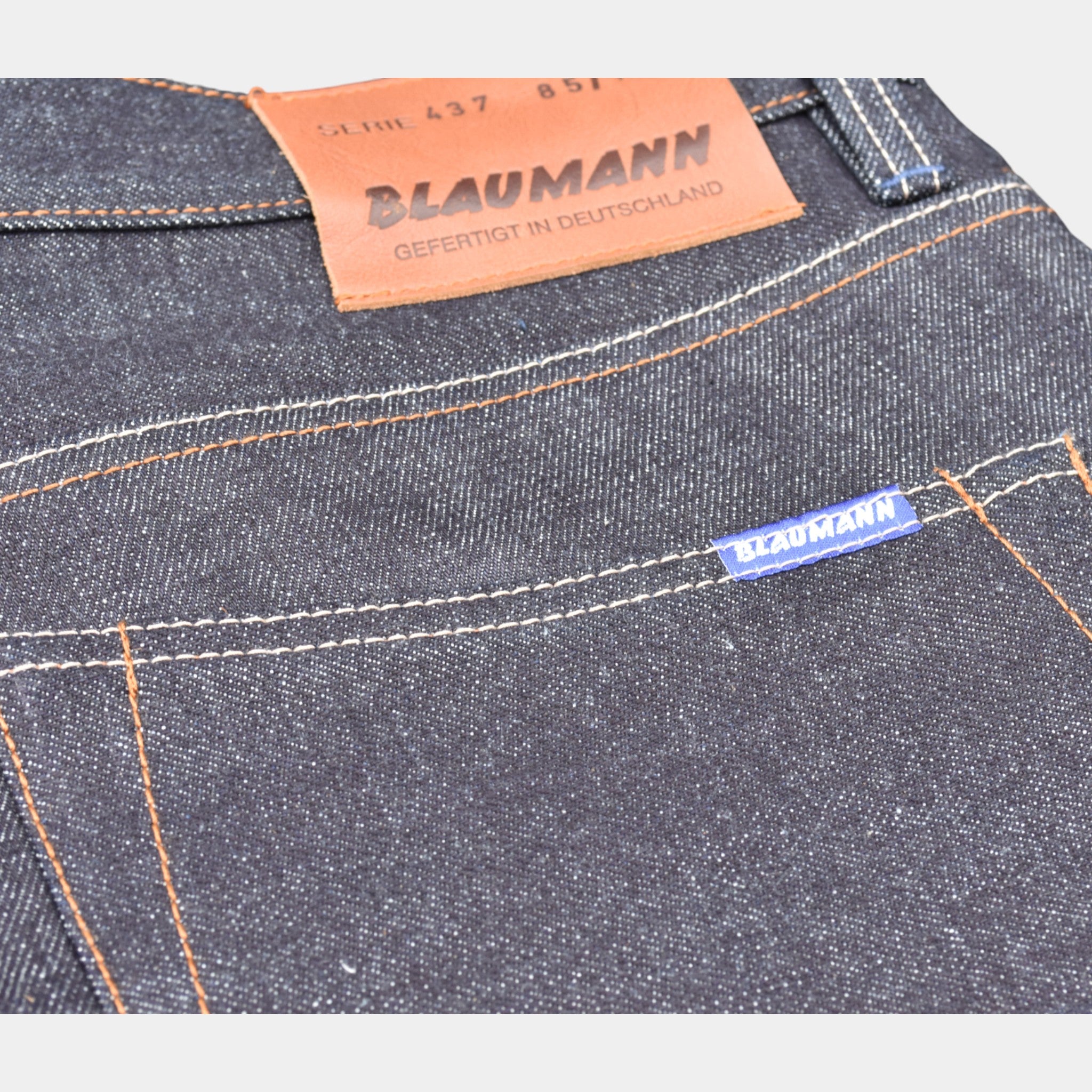 schmaler Blaumenn Gesäßtasche detail