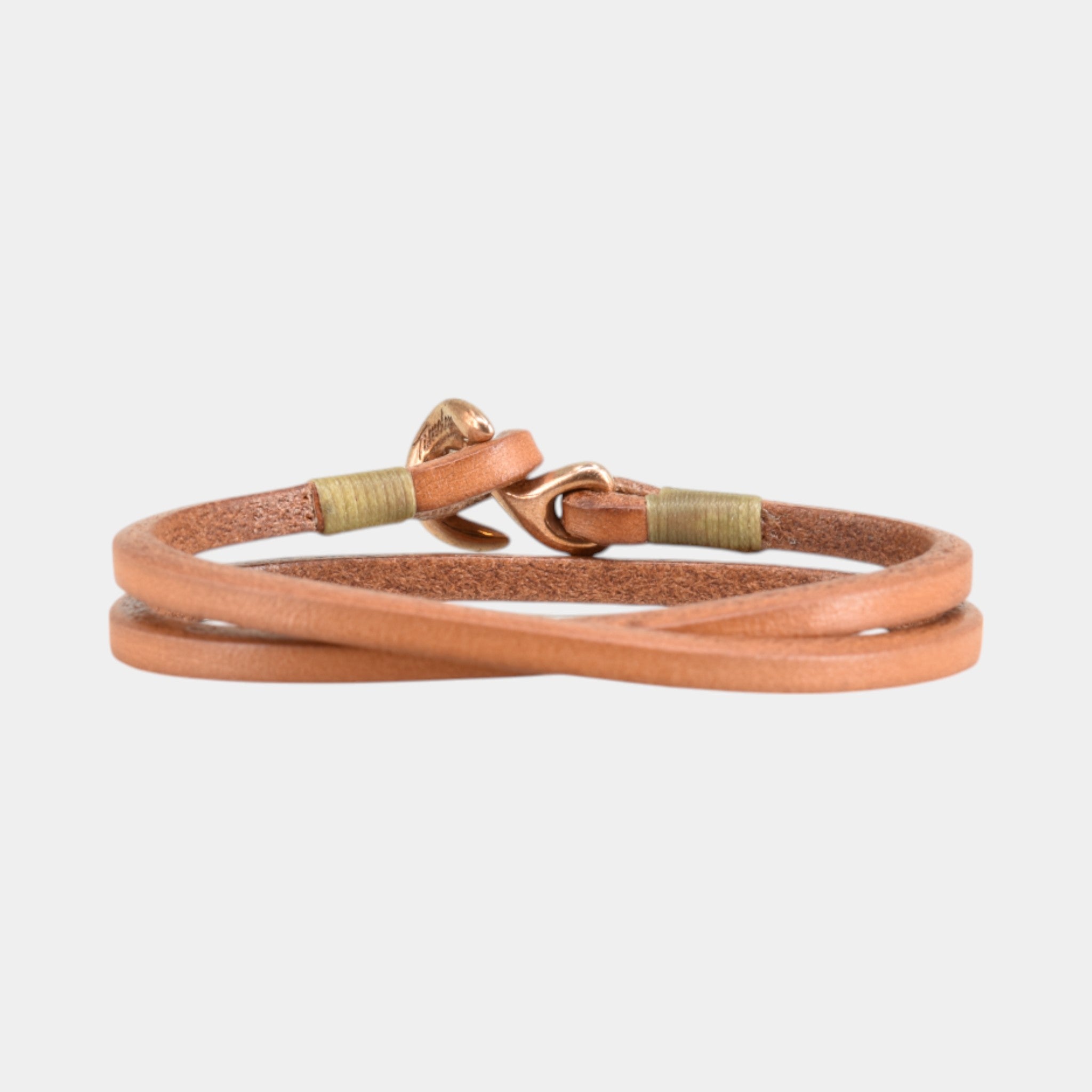 Wickelarmband aus hellbraunem Leder mit einem Verschluss aus bronze