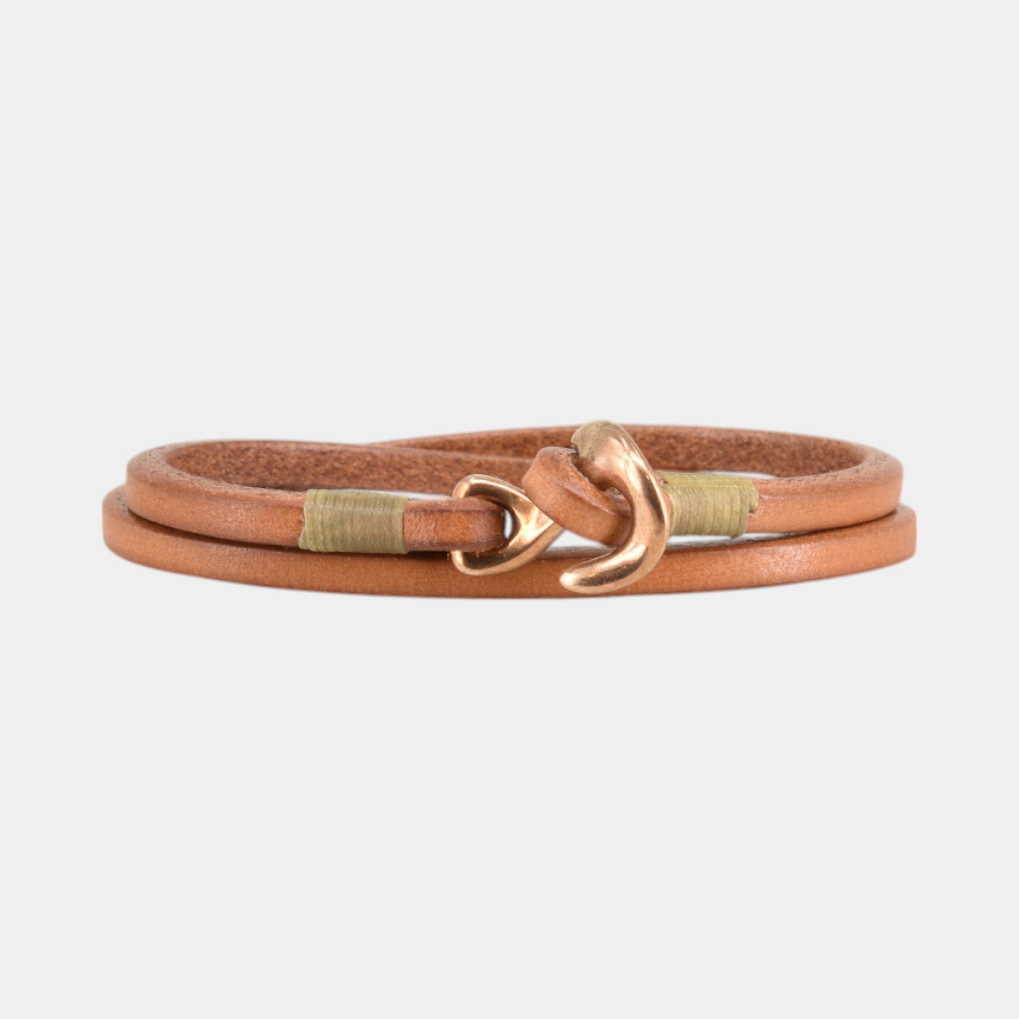 Wickelarmband aus hellbraunem Leder mit einem Verschluss aus Bronze