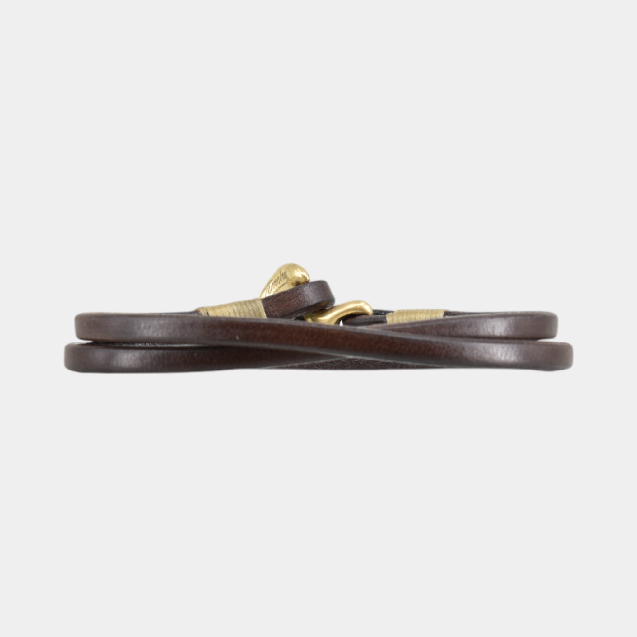 Wickelarmband aus braunem Leder und einem Verschluss aus Messing