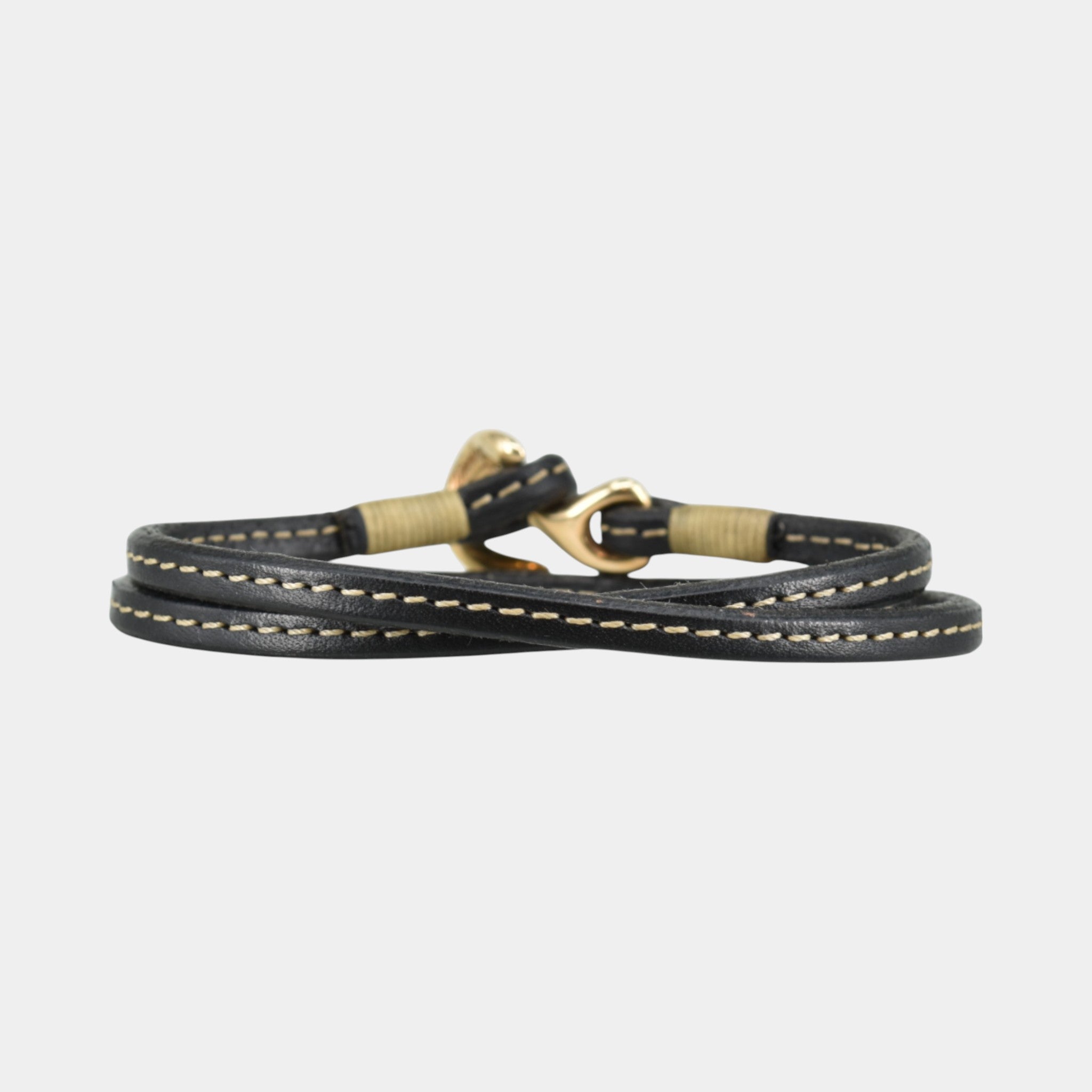 schwarzes Lederarmband mit einem Verschluss aus 585er Gold