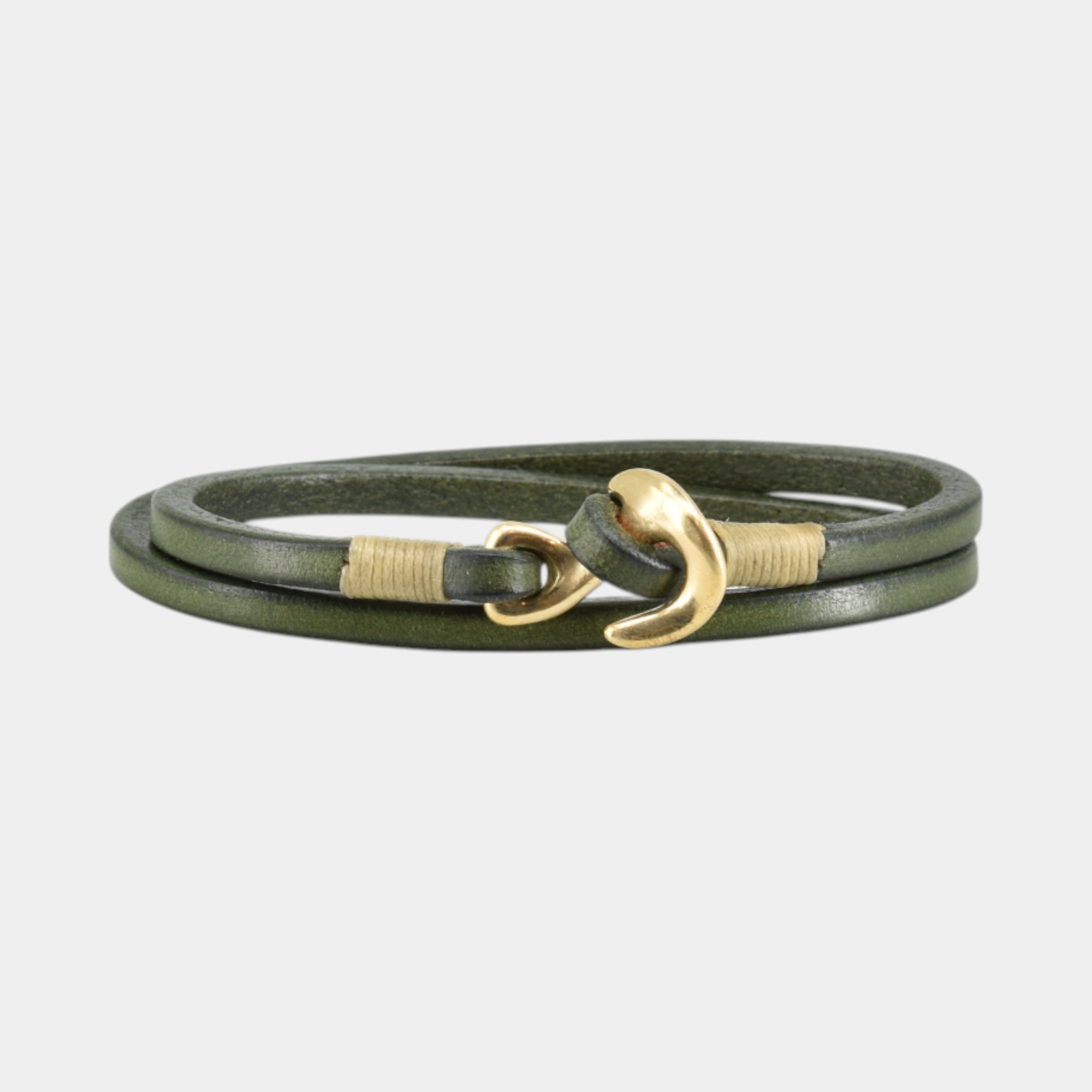 Wickelarmband aus grünem Leder mit einem Verschluss aus Messing